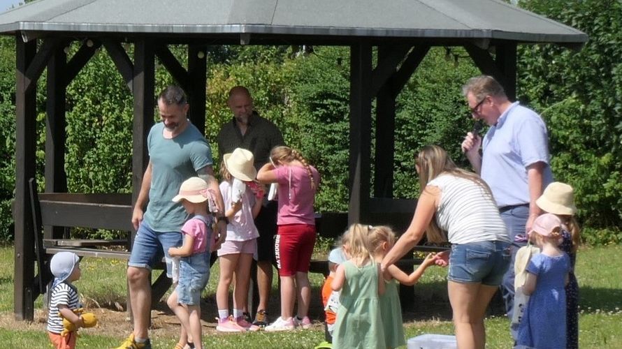 Bereits bei der Eröffnung des Familienfestes durch den Leiter des SanUstgZ Neubrandenburg, Flottenarzt Dr. Andreas Dierich waren besonders die kleinen Gäste kaum mehr zu halten, um dann endlich die unterschiedlichen Stationen ausprobieren zu können. Foto: Michael Edlinger