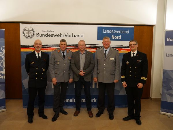 Kapitän z.S. Klaus Heermeier (Kommandeur MUS, v.l.n.r.), Generalleutnant Markus Laubenthal, Dr. Kristian Klinck, Oberst Thomas Behr und Kapitänleutnant Patrick Arnold. Foto: LV Nord