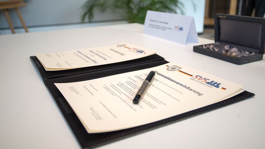 In Berlin wurde die Kooperationsvereinbarung zwischen der Soldaten und Veteranen Stiftung und der Deutschen Härtefallstiftung unterzeichnet. Foto: DBwV/Bombeke