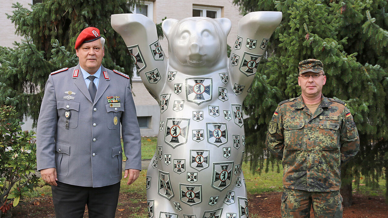 Hauptmann Ingo Zergiebel (l.) mit dem ersten Vorsitzenden der neuen Truka, Stabsfeldwebel Mark Ochmann. Foto: Bundeswehr/Akbar