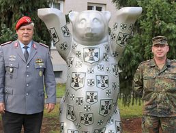 Hauptmann Ingo Zergiebel (l.) mit dem ersten Vorsitzenden der neuen Truka, Stabsfeldwebel Mark Ochmann. Foto: Bundeswehr/Akbar