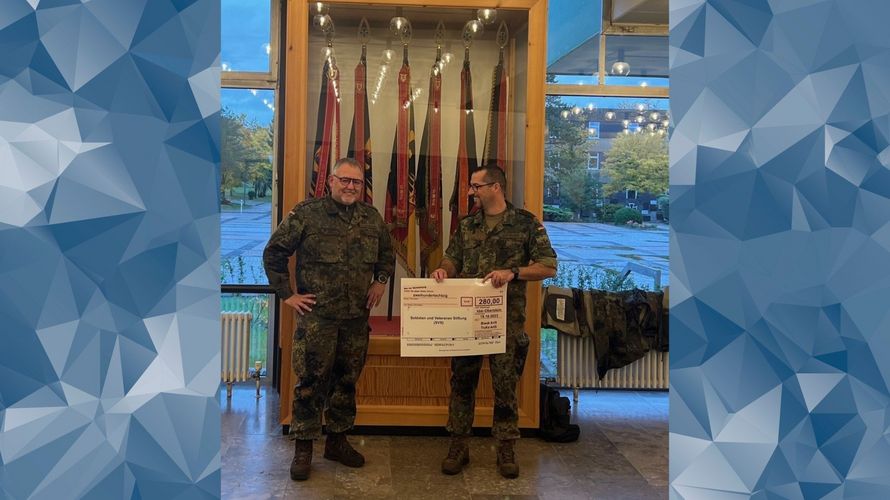 In Idar Oberstein sammelte die Truppenkameradschaft für Kamerad*innen in Not. Vorsitzender Stabsfeldwebel Marco Justinger übergab den Symbolscheck zu Gunsten der SVS  an den Bezirksvorsitzenden Stabshauptmann Heiko Schäfer. Foto: TruKa ArtS