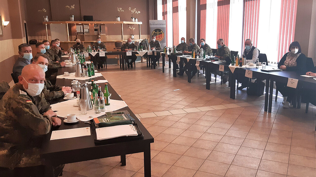 Bildunterunterschrift: Auch wenn die Infektionsschutzmaßnahmen die Veranstaltung behinderten, konnten wichtige Informationen ausgetauscht werden. Foto: DBwV/Beier