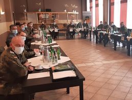 Bildunterunterschrift: Auch wenn die Infektionsschutzmaßnahmen die Veranstaltung behinderten, konnten wichtige Informationen ausgetauscht werden. Foto: DBwV/Beier