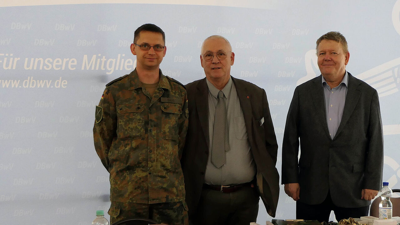 Die Standbesetzung des DBwV beim Beratungstag in Dresden: Hauptmann Darr (Ansprechpartner Ausbildungskommando des Heeres), Oberstleutnant a.D. Peter Götze, Hauptmann a.D. und Stabshauptmann d.R. Holger Koch (v.l.)  Foto: BFD Dresden