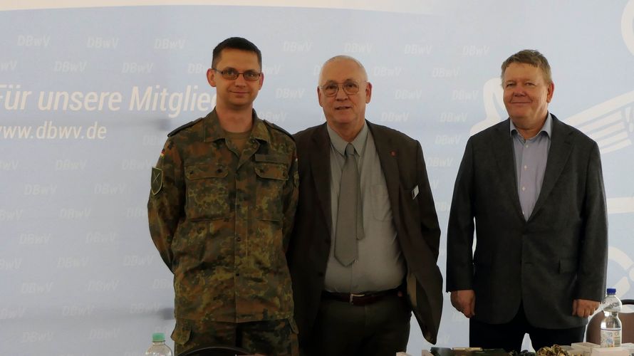 Die Standbesetzung des DBwV beim Beratungstag in Dresden: Hauptmann Darr (Ansprechpartner Ausbildungskommando des Heeres), Oberstleutnant a.D. Peter Götze, Hauptmann a.D. und Stabshauptmann d.R. Holger Koch (v.l.)  Foto: BFD Dresden