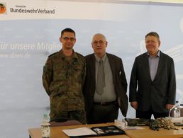 Die Standbesetzung des DBwV beim Beratungstag in Dresden: Hauptmann Darr (Ansprechpartner Ausbildungskommando des Heeres), Oberstleutnant a.D. Peter Götze, Hauptmann a.D. und Stabshauptmann d.R. Holger Koch (v.l.)  Foto: BFD Dresden