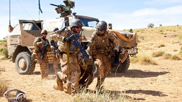 Deutsche Soldaten bei einer MedEvac-Übung in Mali: Es ist gut, wenn im Einsatz das richtige Material, etwa gepanzerte Fahrzeuge vom Typ Dingo, zur Verfügung gestellt wird. Doch es muss auch gewährleistet sein, dass die Soldaten schon während der Einsatzvo