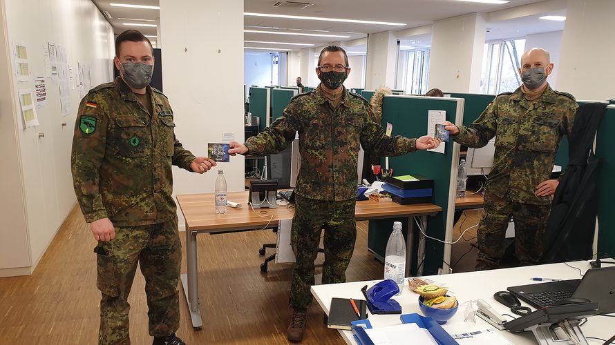 Im Frankfurter Gesundheitsamt: Stabsfeldwebel Thomas Schwappacher (M.) besuchte die dort eingesetzten Soldatinnen und Soldaten. Foto: DBwV/Schwappacher