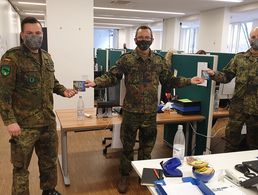 Im Frankfurter Gesundheitsamt: Stabsfeldwebel Thomas Schwappacher (M.) besuchte die dort eingesetzten Soldatinnen und Soldaten. Foto: DBwV/Schwappacher