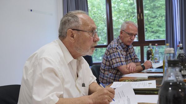 Als designierter stellv. Präsident bzw. Vorsitzender Wahlausschuss brachten Oberstleutnant a.D. Bertram Hacker (v.l.) und Hauptmann a.D. Richard Fürstenberger ihre Vorschläge ein. Foto: DBwV/Ingo Kaminsky