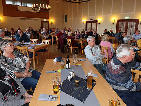 Der gut gefüllte Saal der Sonthofer Betreuungsgesellschaft. Foto: Wolfgang Kruse