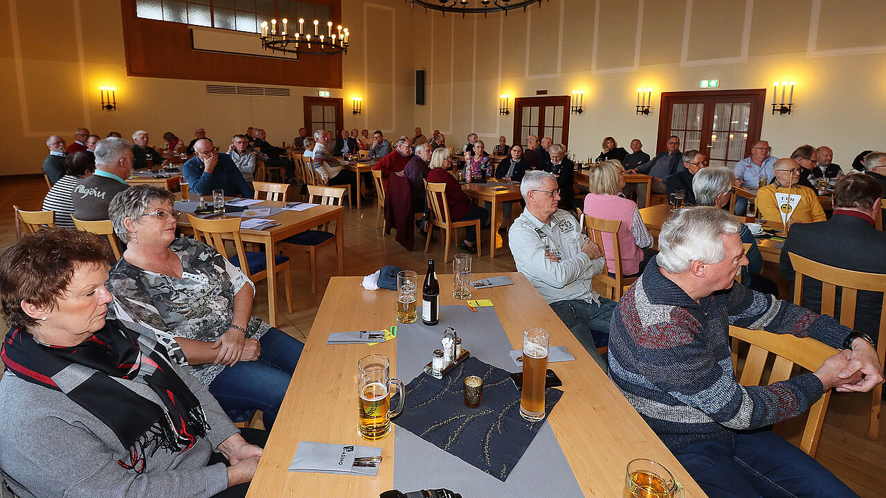 Der gut gefüllte Saal der Sonthofer Betreuungsgesellschaft. Foto: Wolfgang Kruse