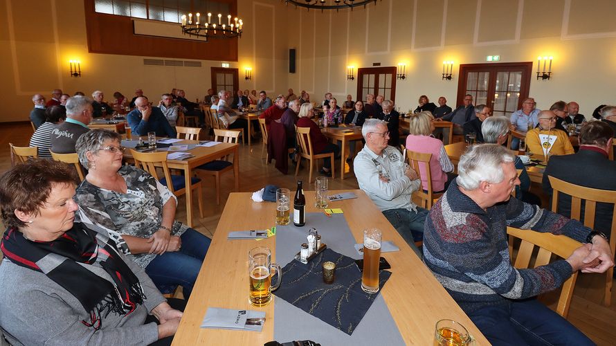 Der gut gefüllte Saal der Sonthofer Betreuungsgesellschaft. Foto: Wolfgang Kruse