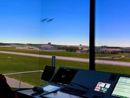 Die Mitglieder der KERH Memmingen beeindruckte bei ihrem Besuch beim Kaufbeuren ATM Training GmbH insbesondere das Demo-Programm des Tower-Simulators. Foto: Detlef Döring