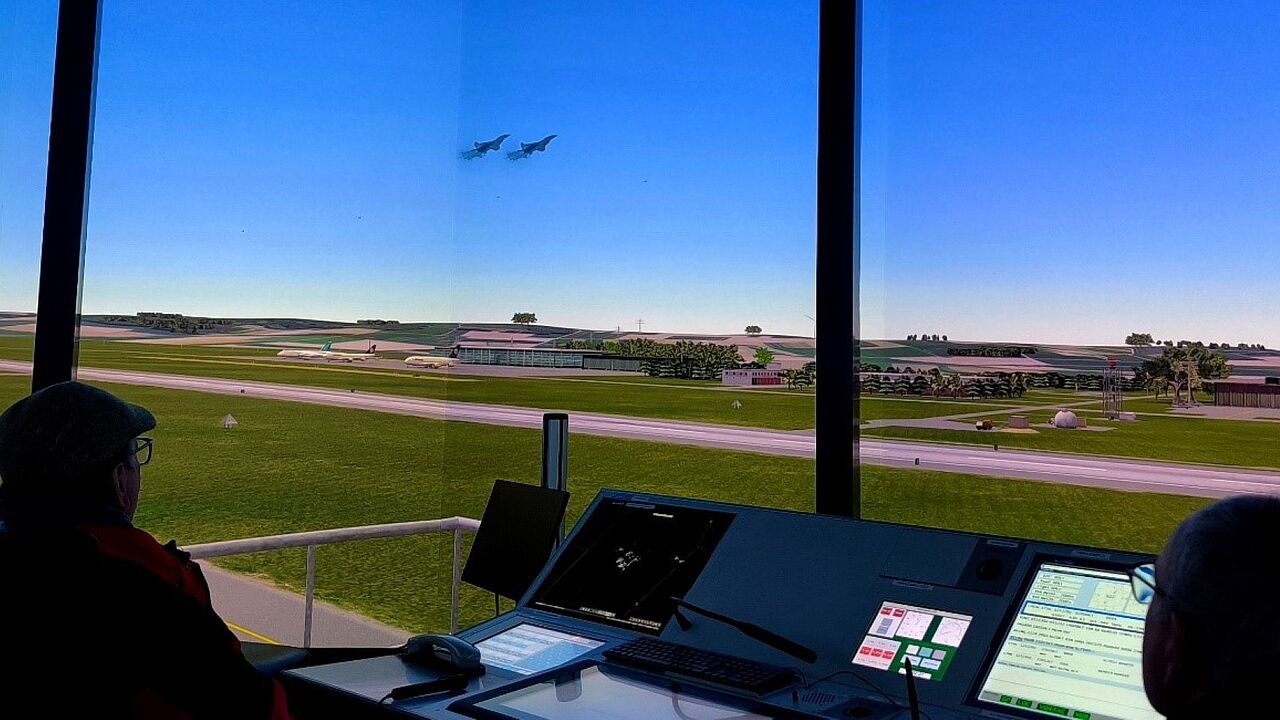 Die Mitglieder der KERH Memmingen beeindruckte bei ihrem Besuch beim Kaufbeuren ATM Training GmbH insbesondere das Demo-Programm des Tower-Simulators. Foto: Detlef Döring