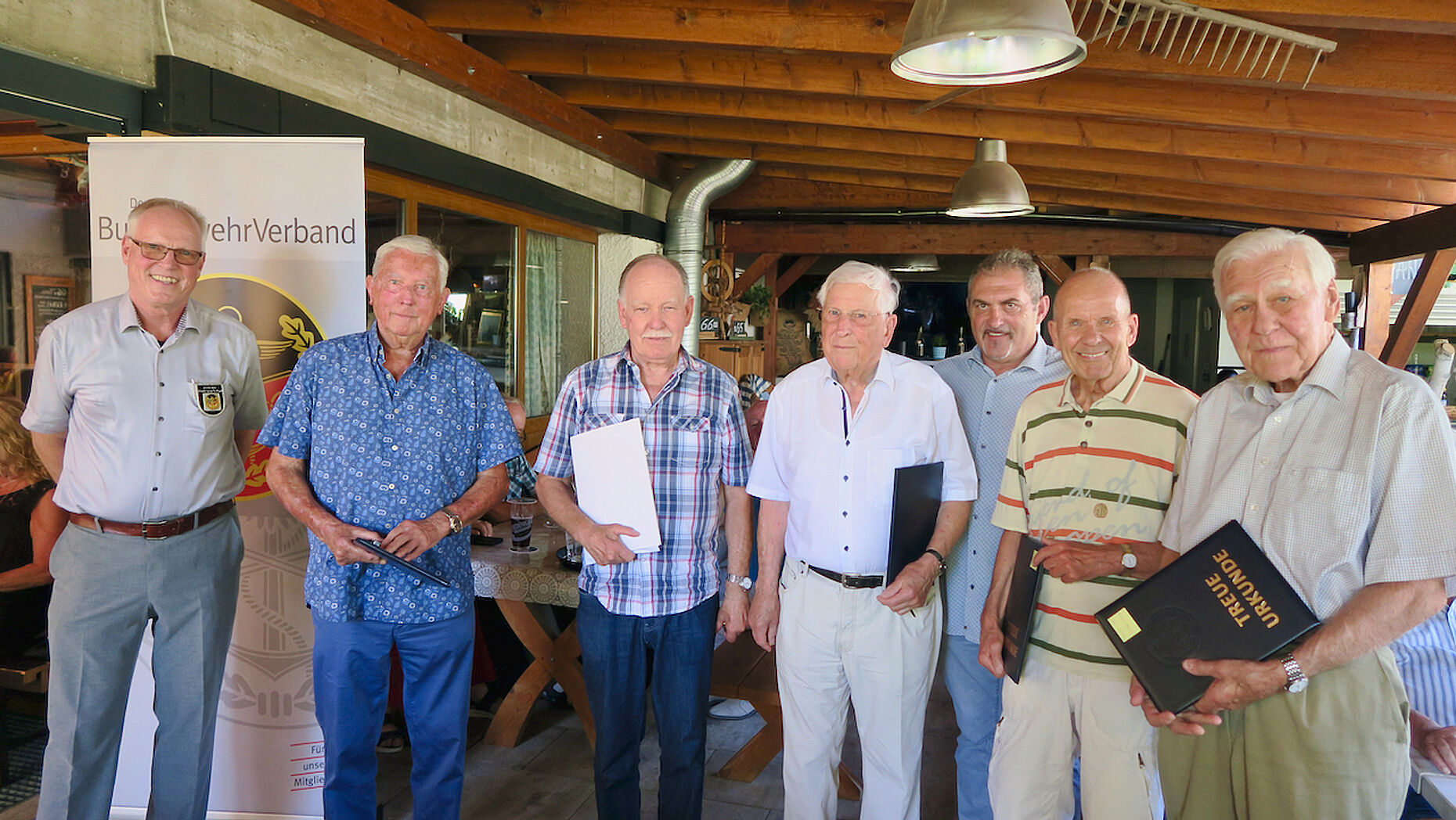 Die für ihre langjährige Treue geehrten Oberstleutnant a.D. Wolfgang Bauer (ab 2.v.l.), Oberstabsfeldwebel a.D. Hans-Joachim Thal, Oberstleutnant a.D. Horst Köllerer, (dazwischen Landesvorsitzender Josef Rauch), Oberstabsfeldwebel a.D. Rüdiger Lindner und Hauptmann a.D. Rolf Lutz. Foto: Ingo Osbahr