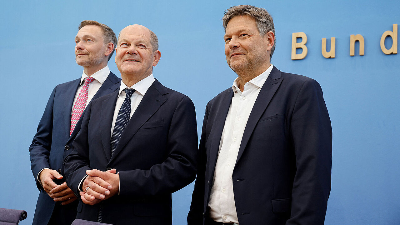 Sichtlich müde nach einer durchgemachten Nacht, aber erleichtert, dass eine Einigung über den Haushaltsentwurf erzielt werden konnte: Bundeskanzler Olaf Scholz (M.), Finanzminister Christian Lindner (l.) und Wirtschaftsminister Robert Habeck. Foto: picture alliance/REUTERS/Axel Schmidt
