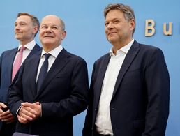 Sichtlich müde nach einer durchgemachten Nacht, aber erleichtert, dass eine Einigung über den Haushaltsentwurf erzielt werden konnte: Bundeskanzler Olaf Scholz (M.), Finanzminister Christian Lindner (l.) und Wirtschaftsminister Robert Habeck. Foto: picture alliance/REUTERS/Axel Schmidt
