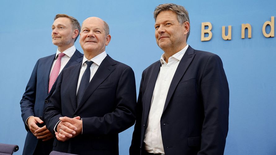 Sichtlich müde nach einer durchgemachten Nacht, aber erleichtert, dass eine Einigung über den Haushaltsentwurf erzielt werden konnte: Bundeskanzler Olaf Scholz (M.), Finanzminister Christian Lindner (l.) und Wirtschaftsminister Robert Habeck. Foto: picture alliance/REUTERS/Axel Schmidt
