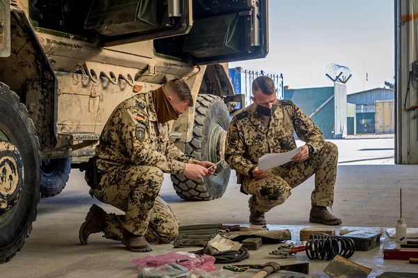 Soldaten prüfen das Material vom Fahrzeug Dingo im Rahmen der Rückverlegung. Foto: Bundeswehr/André Klimke