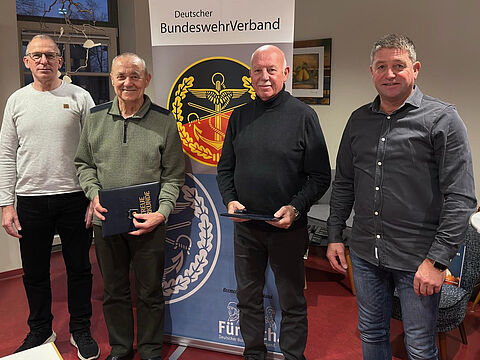 Der stellvertretende Vorsitzende Stabsfeldwebel a.D. Heiko Prachtel, die Geehrten Oberstleutnant a.D. Werner Gerlach und Stabsfeldwebel a.D. Reinhard Bothe sowie der Vorsitzende Hauptmann a.D. Jörg Sorge. Foto: LV Nord