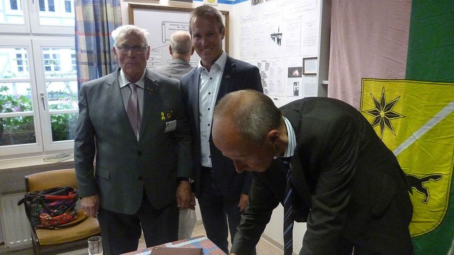 Landtagsabgeordneter Armin Schwarz beim Eintrag im Besucherbuch des neuen Traditionsraumes, Oberst a.D. Jürgen Damm (li), Bürgermeister Jürgen van der Horst (Foto:  KERH Bad Arolsen-Wolfhagen)