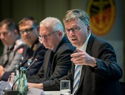 Der Wehrbeauftragte Hans-Peter Bartels (2.v.r.) war Gastredner auf der von Oberstabsfeldwebel a.D. Andreas Hubert (r.) veranstalteten Fachtagung Beteiligungsrechte Foto: DBwV/Scheurer