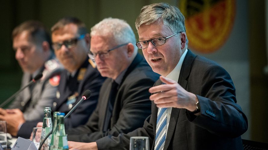 Der Wehrbeauftragte Hans-Peter Bartels (2.v.r.) war Gastredner auf der von Oberstabsfeldwebel a.D. Andreas Hubert (r.) veranstalteten Fachtagung Beteiligungsrechte Foto: DBwV/Scheurer