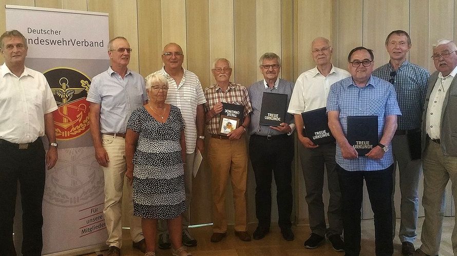 Dank und Anerkennung: Bernhard Hauber (v. l.), Albrecht Kiesner, Renate Übel, Joachim Geist, Hubert Korff, Wolfgang Weyrich, Adolf Domkowsky, Herbert Danzer, Alfred Jeurink und Klaus Voshage. Foto: Herrler