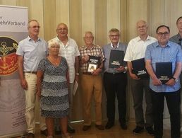 Dank und Anerkennung: Bernhard Hauber (v. l.), Albrecht Kiesner, Renate Übel, Joachim Geist, Hubert Korff, Wolfgang Weyrich, Adolf Domkowsky, Herbert Danzer, Alfred Jeurink und Klaus Voshage. Foto: Herrler