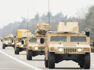 Ein US-Konvoi auf der Autobahn A2 in der Nähe von Berlin. Solche Bilder bekommt man im Straßenverkehr wieder häufiger zu sehen. Foto: Imago