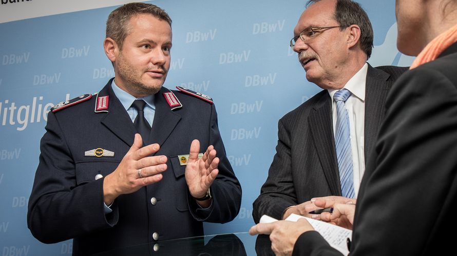 Detlef Buch (l.) und Hartmut Schönmeyer während des Interviews am Rande der 20. Hauptversammlung des DBwV in Berlin Foto: DBwV/Scheurer