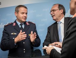 Detlef Buch (l.) und Hartmut Schönmeyer während des Interviews am Rande der 20. Hauptversammlung des DBwV in Berlin Foto: DBwV/Scheurer