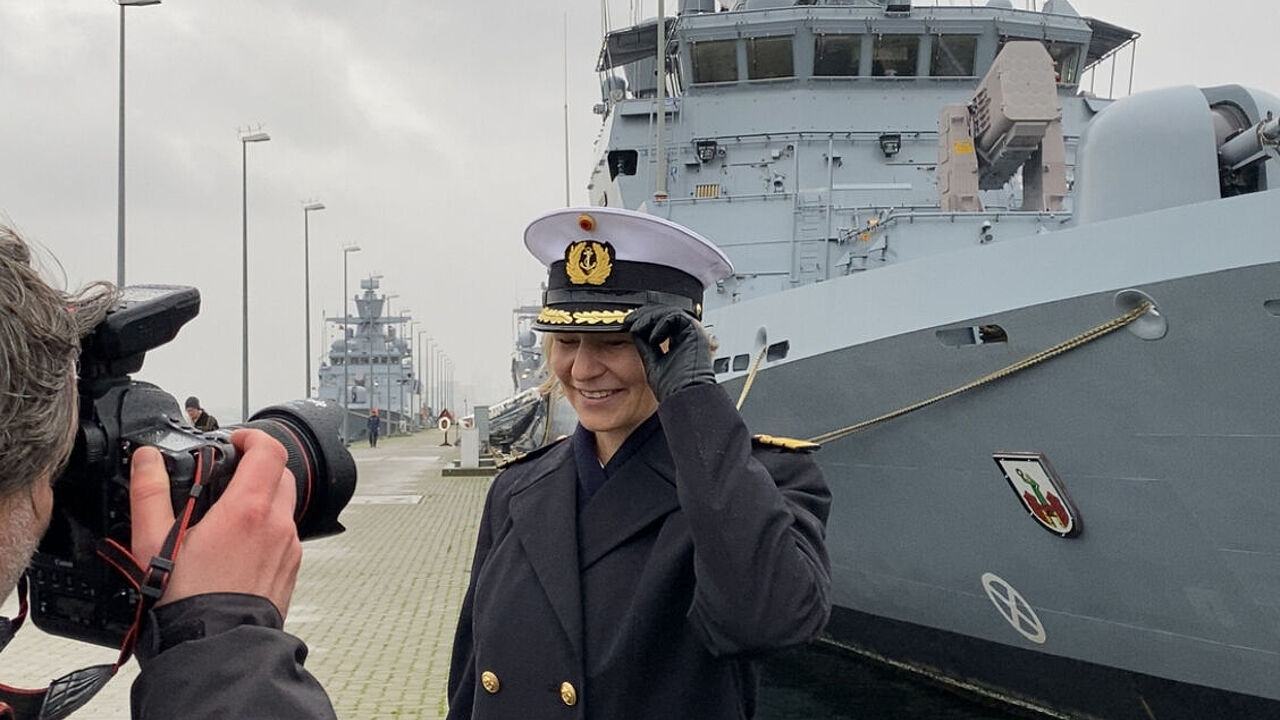 Als erste Fau hat Korvettenkapitän Bianca Seifert das Kommando über eine Korvettenbesatzung übernommen – entsprechend groß war das Medieninteresse. Foto: DBwV/Christine Hepner