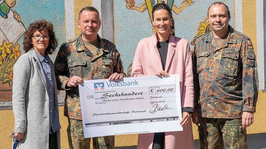 Der Förderverein der Grundschule Kyhna nimmt eine Spende der Stoka Delitzsch entgegen. Schulleiterin Kathrin Hecht (l.) und die Fördervereins-Vorsitzende Dominique Halpick mit Hauptmann Becher und Hautpmann Baasch (r.). Foto: DBwV/Dinh