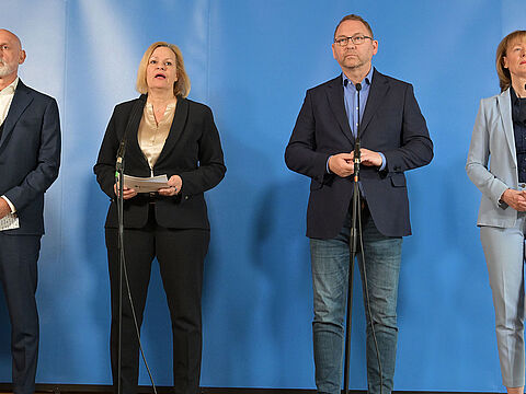 Volker Geyer, stellvertretender Vorsitzender des Deutschen Beamten Bundes, Nancy Faeser (SPD), geschäftsführende Bundesministerin für Inneres und Heimat, Frank Werneke, Vorsitzender Gewerkschaft Verdi, und Karin Welge, Verhandlungsführerin Vereinigung der kommunalen Arbeitgeberverbände gab in Potsdam das Verhandlungsergebnis bekannt (v.l.n.r.). Foto: picture alliance/dpa/Michael Bahlo