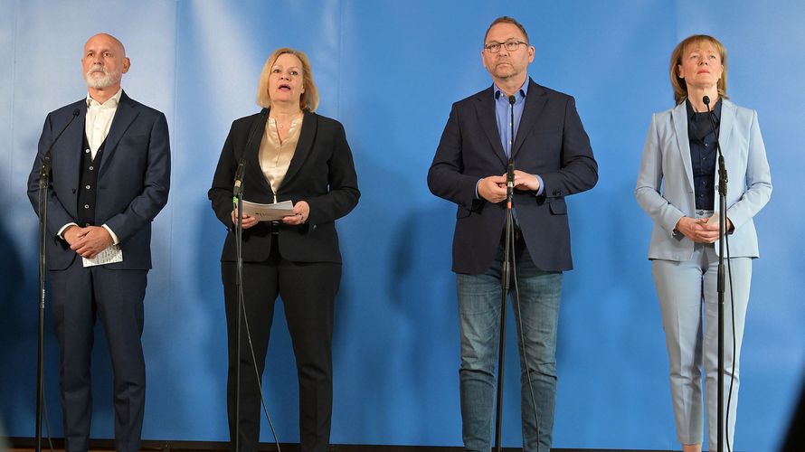 Volker Geyer, stellvertretender Vorsitzender des Deutschen Beamten Bundes, Nancy Faeser (SPD), geschäftsführende Bundesministerin für Inneres und Heimat, Frank Werneke, Vorsitzender Gewerkschaft Verdi, und Karin Welge, Verhandlungsführerin Vereinigung der kommunalen Arbeitgeberverbände gab in Potsdam das Verhandlungsergebnis bekannt (v.l.n.r.). Foto: picture alliance/dpa/Michael Bahlo