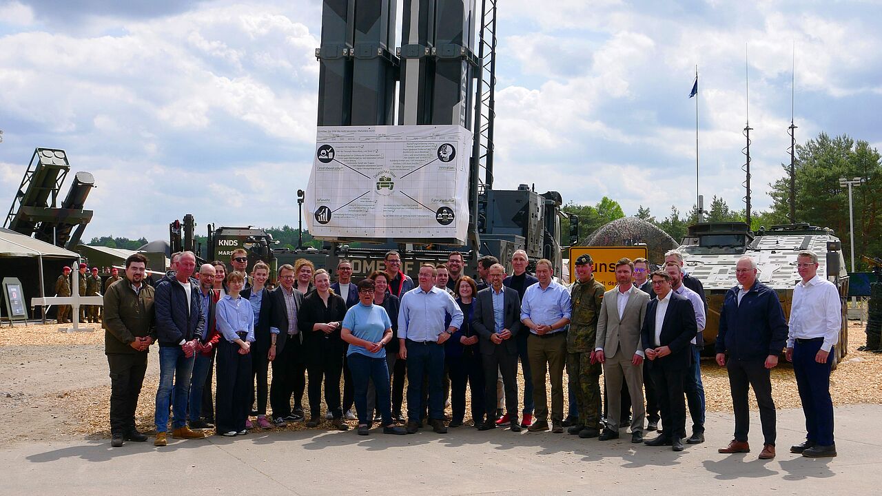 Mit dem Minister machten sie der Verteidigungsausschuss und der Wehrbeauftragte ein Bild von den Fähigkeiten der deutschen Landstreitkräfte. Foto: DBwV