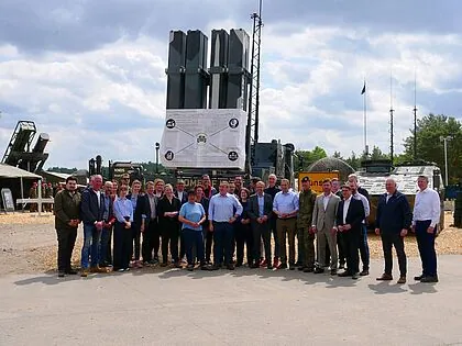 Mit dem Minister machten sie der Verteidigungsausschuss und der Wehrbeauftragte ein Bild von den Fähigkeiten der deutschen Landstreitkräfte. Foto: DBwV