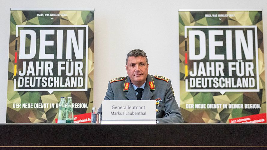 Bei der Pressekonferenz: Generalleutnant Markus Laubenthal, stellvertretender Generalinspekteur der Bundeswehr. Er entwickelte das Konzept zum Freiwilligendienst Heimatschutz mit. Foto: imago/Christian Spiecker