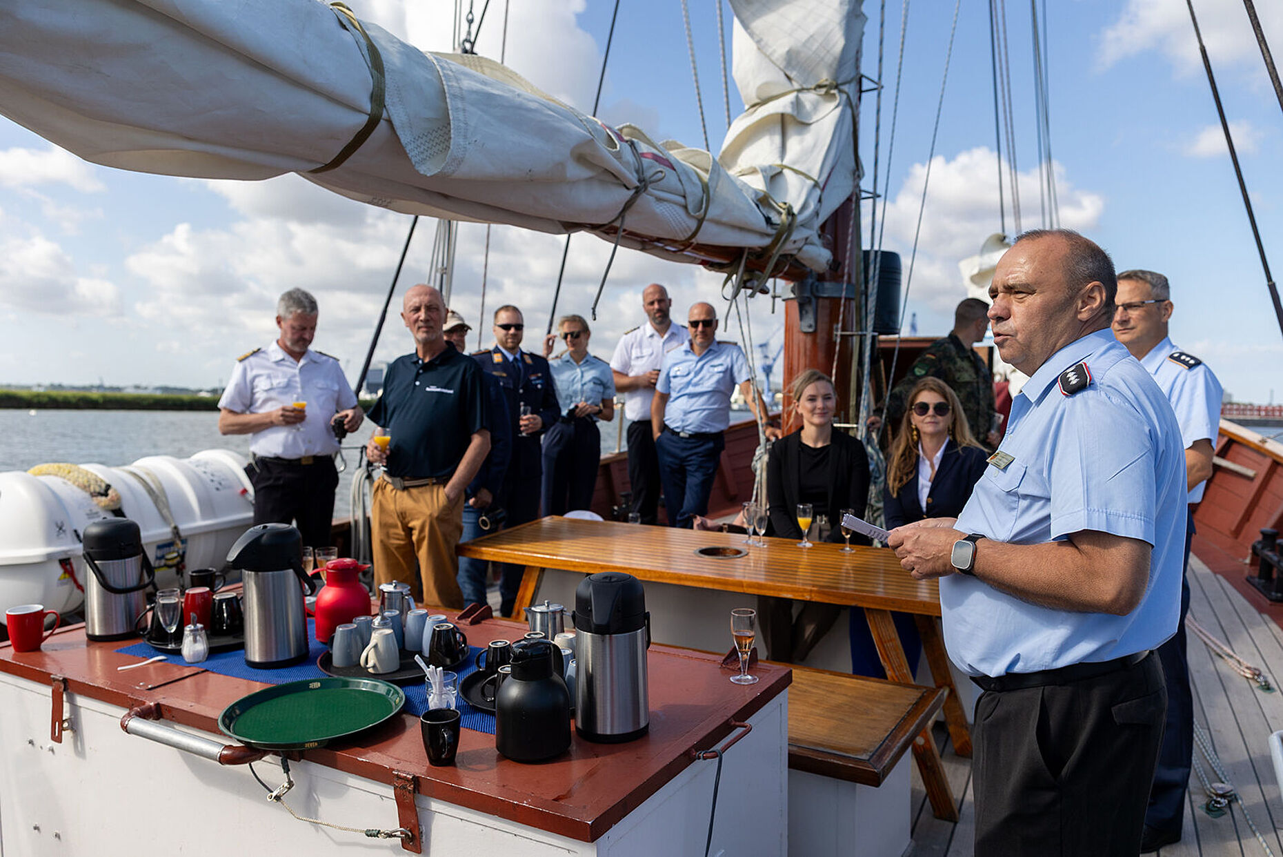 Mit der Ausfahrt auf der "Nordwind" bringt Hauptmann Ralf Baasch Menschen zusammen, die sich in lockerer Atmosphäre an Bord austauschen können. Foto: DBwV/Yann Bombeke