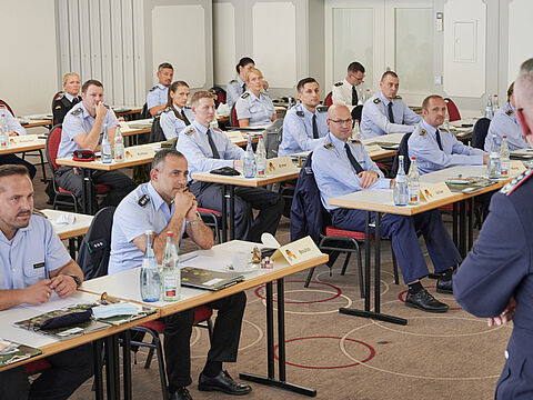 Über 30 Personalbearbeiter von Dienststellen der Bundeswehr aus Süddeutschland, Frankreich und Italien beraten sich bei der S1-Tagung in Langenau. Foto: Ingo Kaminsky