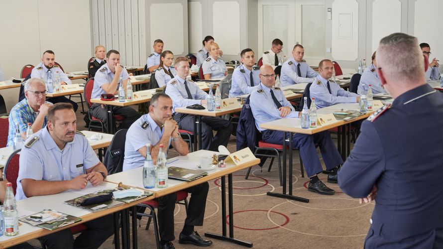 Über 30 Personalbearbeiter von Dienststellen der Bundeswehr aus Süddeutschland, Frankreich und Italien beraten sich bei der S1-Tagung in Langenau. Foto: Ingo Kaminsky