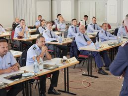 Über 30 Personalbearbeiter von Dienststellen der Bundeswehr aus Süddeutschland, Frankreich und Italien beraten sich bei der S1-Tagung in Langenau. Foto: Ingo Kaminsky