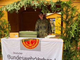 Die Standortkameradschaft Sonthofen unter Vorsitz von Oberstabsfeldwebel Stefan Weyer mit ihrer Waffelbäckerei beim Winterdorf der Schule ABCAbw/GSchAufg. Foto: StoKa Sonthofen