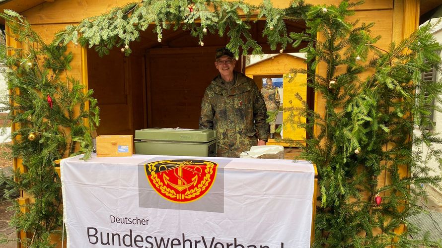 Die Standortkameradschaft Sonthofen unter Vorsitz von Oberstabsfeldwebel Stefan Weyer mit ihrer Waffelbäckerei beim Winterdorf der Schule ABCAbw/GSchAufg. Foto: StoKa Sonthofen