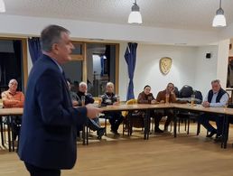 Die Wahl des Vorstands der KERH Murnau leitete der Vorsitzende ERH im Landesvorstand, Oberstabsfeldwebel a.D. Bernhard Hauber. Foto:  Jürgen Schreier 