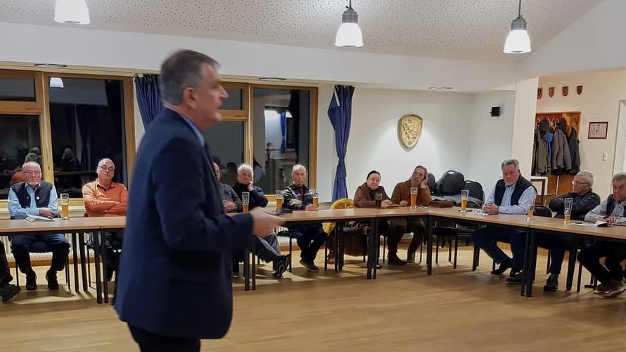 Die Wahl des Vorstands der KERH Murnau leitete der Vorsitzende ERH im Landesvorstand, Oberstabsfeldwebel a.D. Bernhard Hauber. Foto:  Jürgen Schreier 