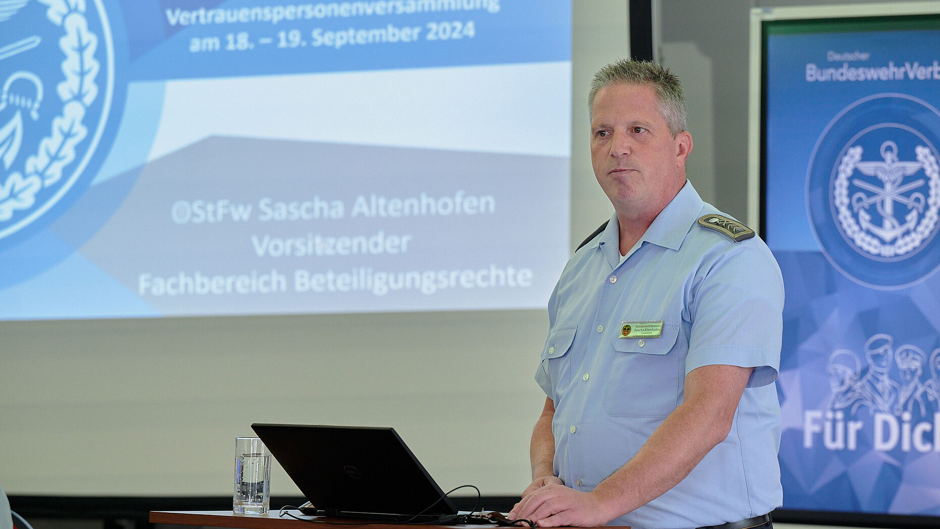 Oberstabsfeldwebel Sascha Altenhofen vom FB Beteiligungsrechte wertete u.a. die Ergebnisse der PR-Wahlen 2024. Foto: DBwV/Kaminsky